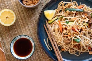 wok de hierro fundido - receta de pad thai vegano